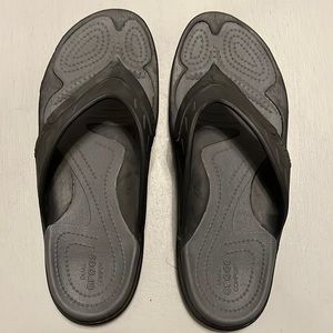 CROCS Black flip flops like new